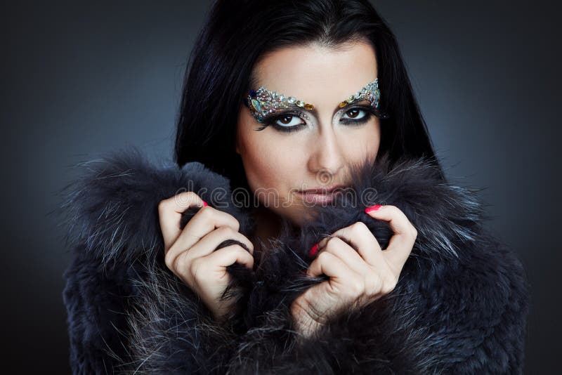 Mulher caucasiano glamoroso com composição da jóia foto de stock Mulher caucasiano glamoroso com composição da jóia foto de stock