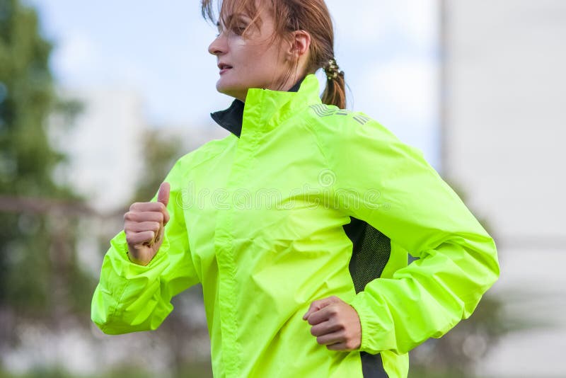 Forme physique et concepts sains de mode de vie Athlète féminin Having Running Exercise dehors images libres de droits Forme physique et concepts sains de mode de vie Athlète féminin Having Running Exercise dehors images libres de droits