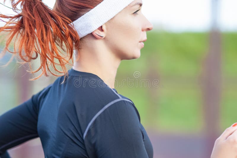 Forme physique et concepts sains de mode de vie Athlète féminin Having Running Exercise dehors photos stock Forme physique et concepts sains de mode de vie Athlète féminin Having Running Exercise dehors photos stock