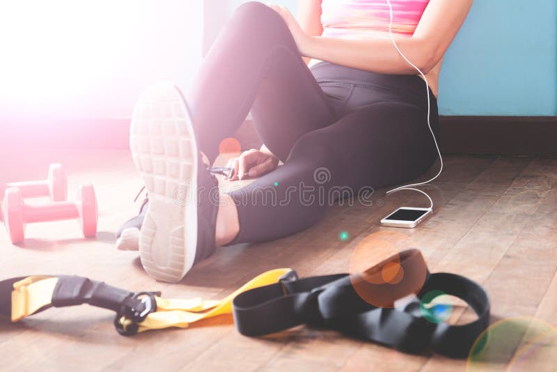 Forme physique femelle se reposant et détendant après séance d'entraînement Concept sain de style de vie image libre de droits Forme physique femelle se reposant et détendant après séance d'entraînement Concept sain de style de vie image libre de droits