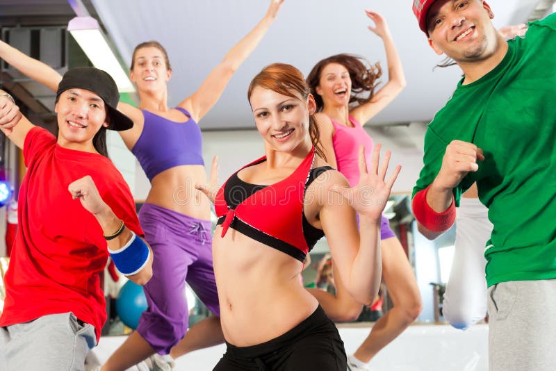 Forme physique - séance d'entraînement de danse de Zumba en gymnastique images stock Forme physique - séance d'entraînement de danse de Zumba en gymnastique images stock