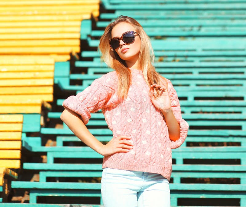 Forme a retrato a mulher bonita que veste uma camiseta cor-de-rosa imagem de stock Forme a retrato a mulher bonita que veste uma camiseta cor-de-rosa imagem de stock
