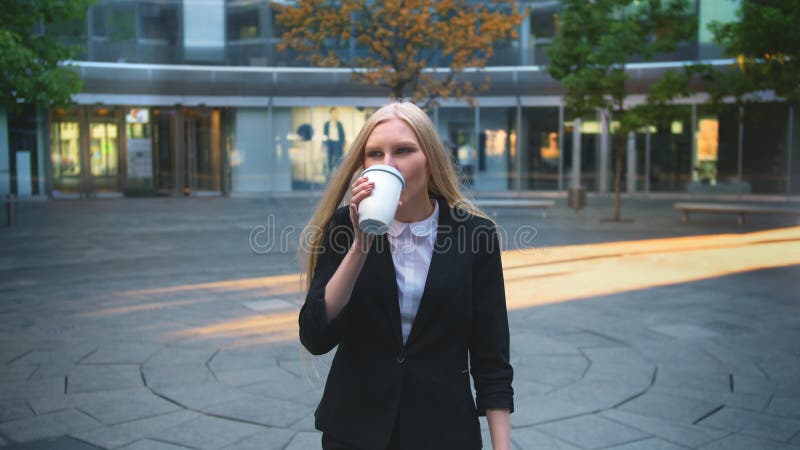 Formele vrouw het drinken koffie in terras Elegante blonde vrouw in kostuum en met lange haar het drinken binnen koffie van witte