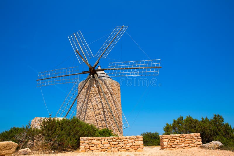 Formentera de molen uitstekend metselwerk en hout van de Windmolenwind stock afbeelding Formentera de molen uitstekend metselwerk en hout van de Windmolenwind stock afbeelding