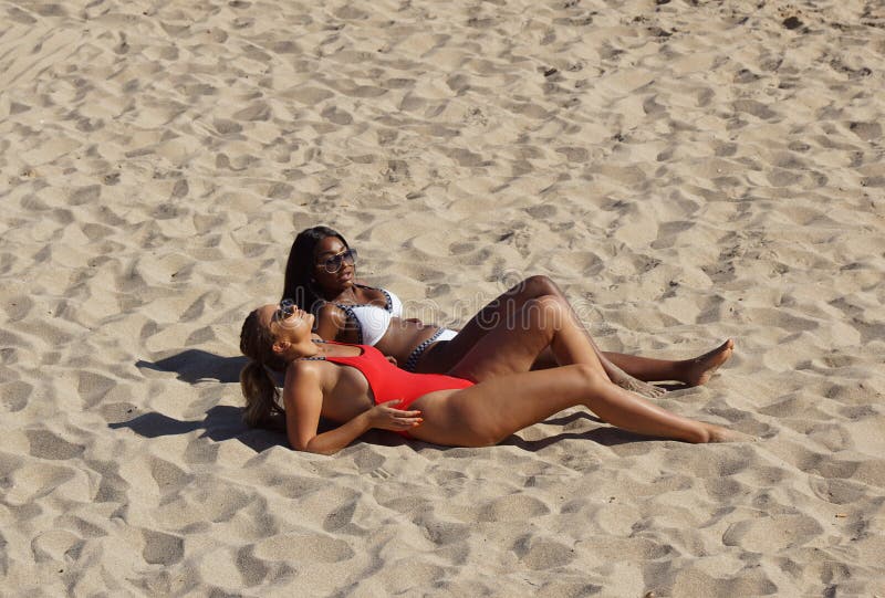 Formentera, España, el 17 de junio de 2018: muchacha hermosa en el bikini que presenta en la leva durante la fiesta en la piscina imagenes de archivo Formentera, España, el 17 de junio de 2018: muchacha hermosa en el bikini que presenta en la leva durante la fiesta en la piscina imagenes de archivo