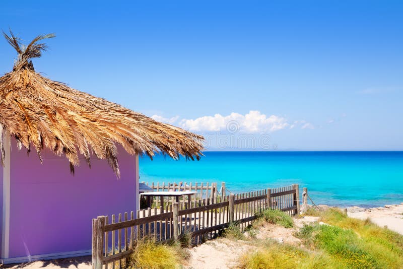 Formentera-tropische purpurrote Hütte auf Türkisstrand lizenzfreie stockbilder Formentera-tropische purpurrote Hütte auf Türkisstrand lizenzfreie stockbilder