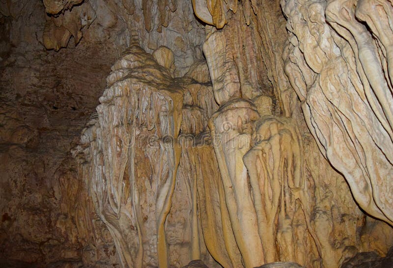 Formes naturelles asymétriques et irrégulières en cavernes de chaux en île de Baratang, Andaman, Inde photographie stock Formes naturelles asymétriques et irrégulières en cavernes de chaux en île de Baratang, Andaman, Inde photographie stock