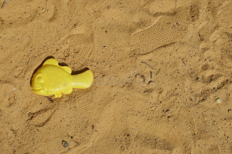 Formfische der Kinder im Sandkasten stockbild Formfische der Kinder im Sandkasten stockbild