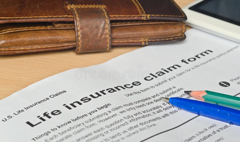 Formulaire de réclamation d'assurance-vie sur une surface en bois image libre de droits Formulaire de réclamation d'assurance-vie sur une surface en bois image libre de droits