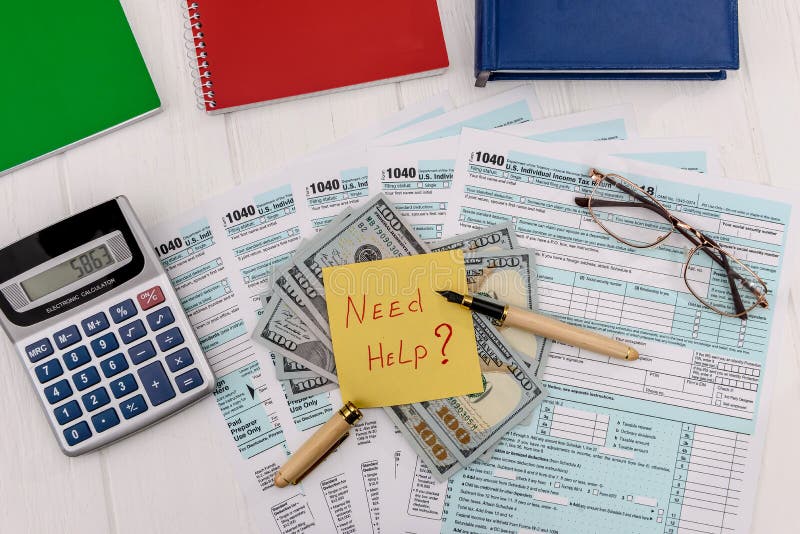 Formulário 1040 com dólares e precisa de texto de ajuda na mesa imagem de stock royalty free
