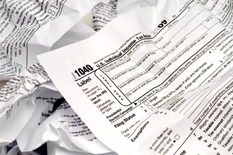 Formulário de imposto de rendimento W-9 amassado fotografia de stock