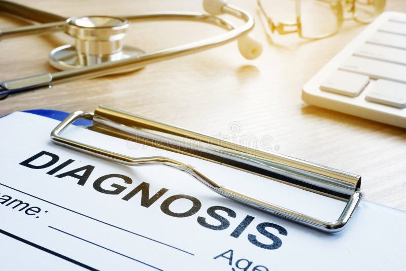 Formulário do diagnóstico em uma mesa do hospital Medicina ou cuidados médicos imagens de stock Formulário do diagnóstico em uma mesa do hospital Medicina ou cuidados médicos imagens de stock