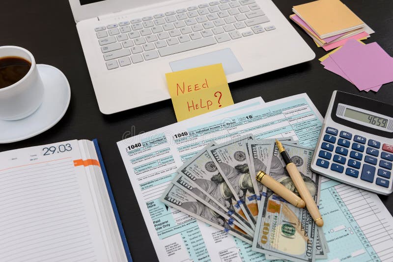 Formulário fiscal 1040 no escritório com texto de ajuda necessária imagens de stock royalty free