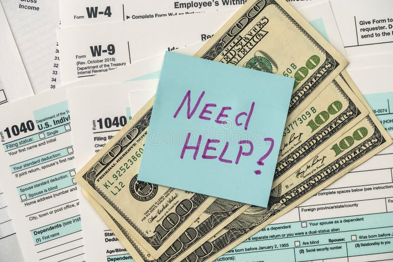 Formulário fiscal 1040 no escritório com texto de ajuda necessária imagens de stock royalty free