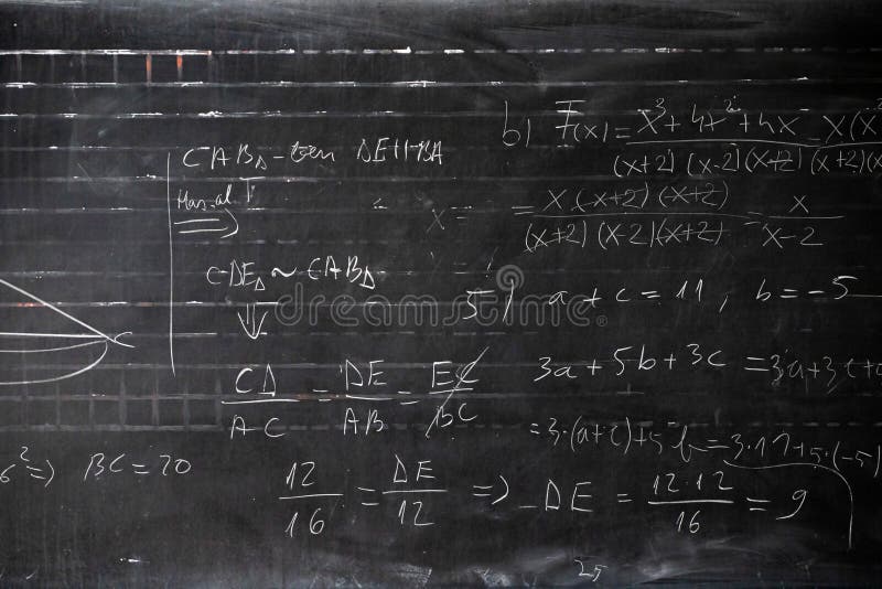 Formuły matematyczne napisane białą kredą na czarnym tle. Tablica z wzorami naukowymi i obliczeniami matematycznymi. kontekst nauki i edukacji