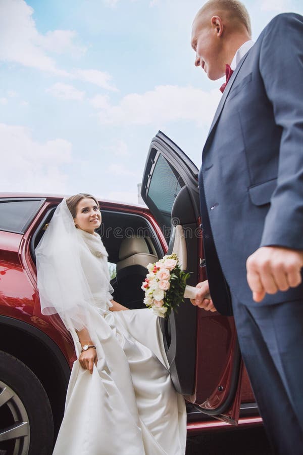 Fornal daje ręce panna młoda fotografia stock Fornal daje ręce panna młoda fotografia stock