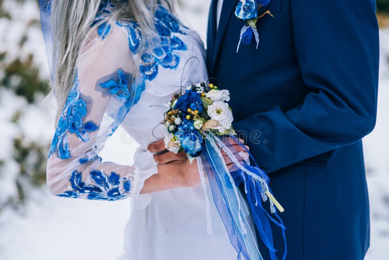Fornal w błękitnej pannie młodej w bielu w górach Carpath i kostiumu fotografia stock Fornal w błękitnej pannie młodej w bielu w górach Carpath i kostiumu fotografia stock