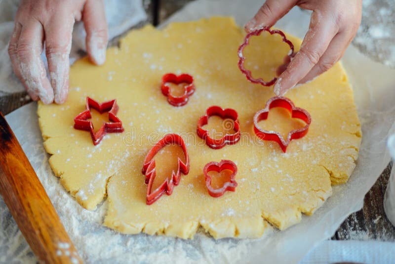 Forno casalingo che fa, primo piano dei biscotti del pan di zenzero swee di natale fotografia stock libera da diritti Forno casalingo che fa, primo piano dei biscotti del pan di zenzero swee di natale fotografia stock libera da diritti