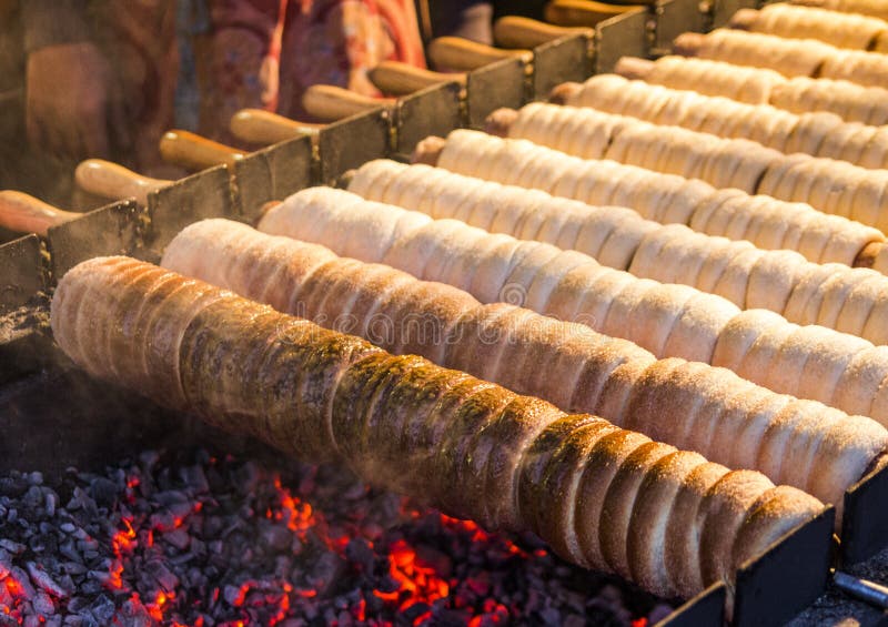 Forno di Trdelnik sul mercato di strada a Praga, repubblica Ceca Dolcezza ceca immagini stock libere da diritti Forno di Trdelnik sul mercato di strada a Praga, repubblica Ceca Dolcezza ceca immagini stock libere da diritti