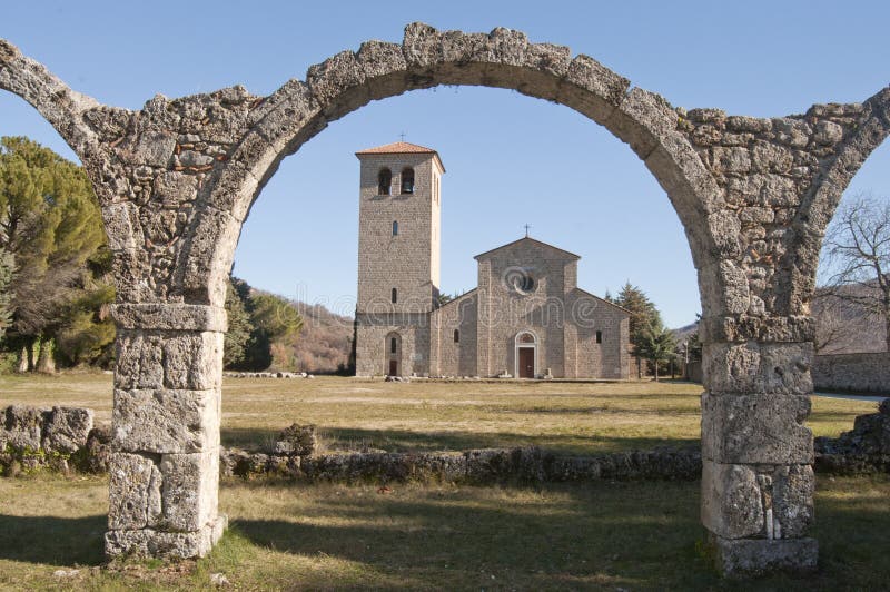 Forntida Abbey Av Castel San Vincenzo Al Volturno Arkivfoto - Bild av ...