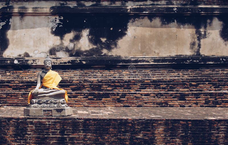 Forntida Buddhastatyer som förläggas på tegelstenväggar i thailändska tempel arkivbilder Forntida Buddhastatyer som förläggas på tegelstenväggar i thailändska tempel arkivbilder