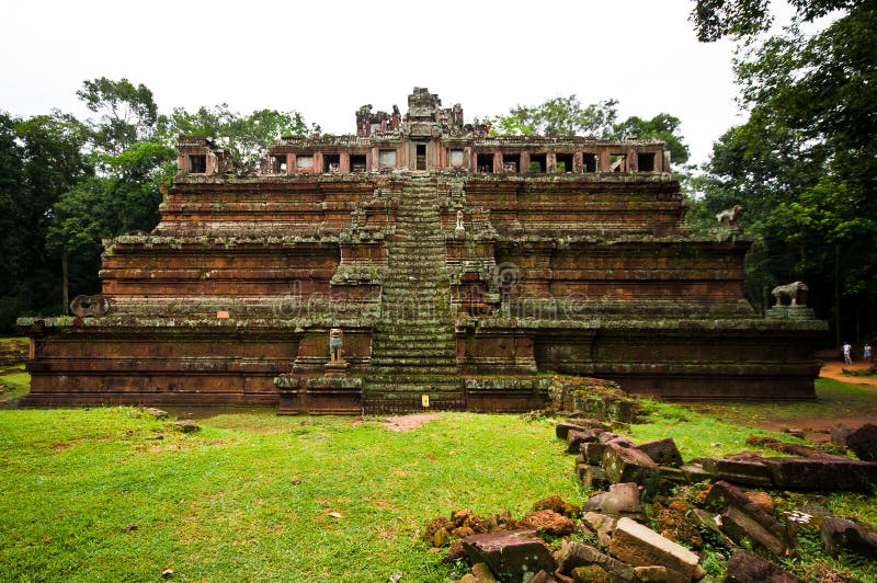 Forntida Khmer-Buddhistiskt tempel royaltyfria bilder