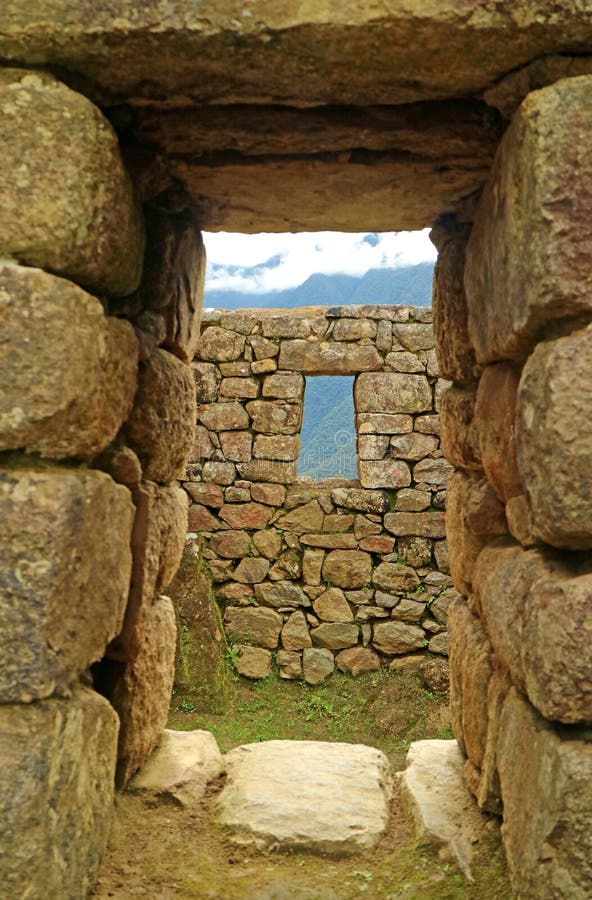 Forntida dörröppning med restna av incasna och bergskedjorna, Machu Picchu, Cusco, Peru arkivfoton Forntida dörröppning med restna av incasna och bergskedjorna, Machu Picchu, Cusco, Peru arkivfoton