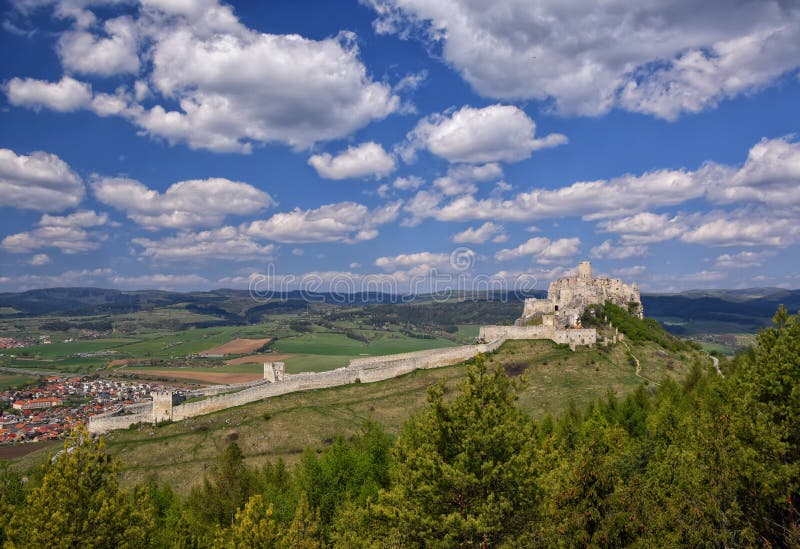 Forntida fördärva av den Spis slotten, Slovakien på den soliga dagen för sommar arkivfoto Forntida fördärva av den Spis slotten, Slovakien på den soliga dagen för sommar arkivfoto