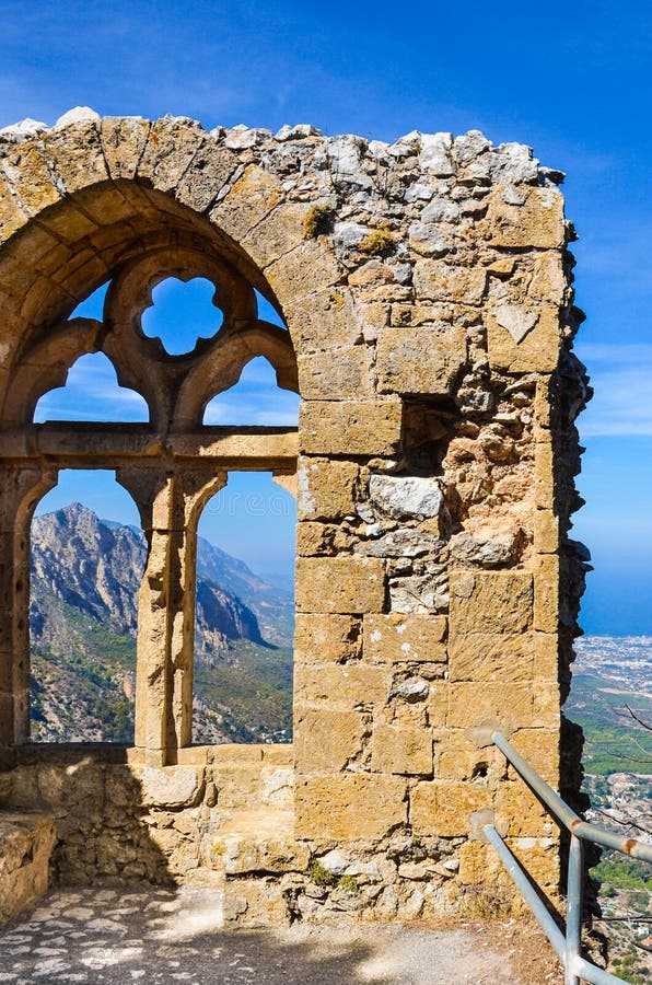 Forntida fördärvar av helgonet Hilarion Castle som erbjuder en fantastisk fönstersikt av den Kyrenia regionen i nordliga Cypern royaltyfria foton Forntida fördärvar av helgonet Hilarion Castle som erbjuder en fantastisk fönstersikt av den Kyrenia regionen i nordliga Cypern royaltyfria foton