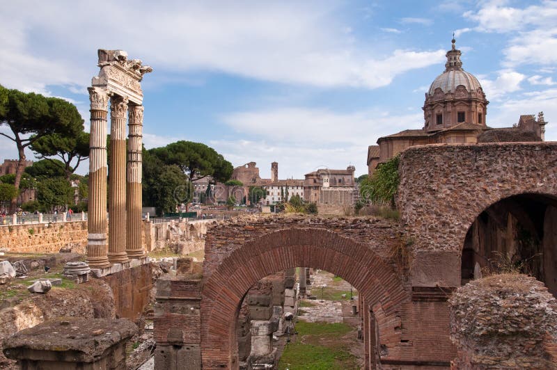 Forntida kolonner och fördärvar i den Fori imperialien på Rome royaltyfria foton Forntida kolonner och fördärvar i den Fori imperialien på Rome royaltyfria foton