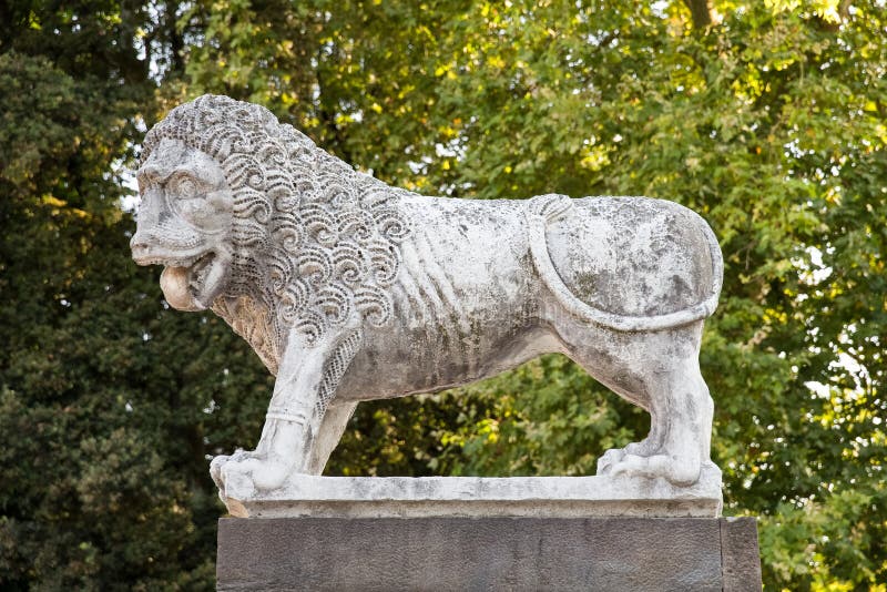 Forntida lejonstaty i Lucca, Italien arkivbild Forntida lejonstaty i Lucca, Italien arkivbild