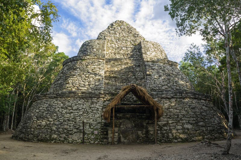 Forntida Mayan observatorium som är borttappad i skogen, Mexico royaltyfri fotografi Forntida Mayan observatorium som är borttappad i skogen, Mexico royaltyfri fotografi