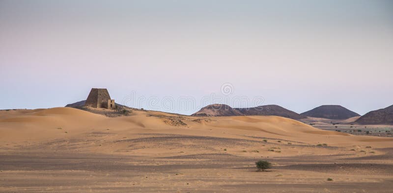 Forntida Meroe pyramider i en öken i avlägsna Sudan. Forntida Meroe pyramider i en öken i Sudan