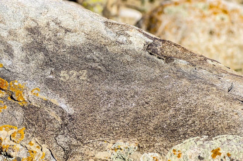 Forntida plats med historiska petroglyphs i Kirgizistan arkivfoto Forntida plats med historiska petroglyphs i Kirgizistan arkivfoto