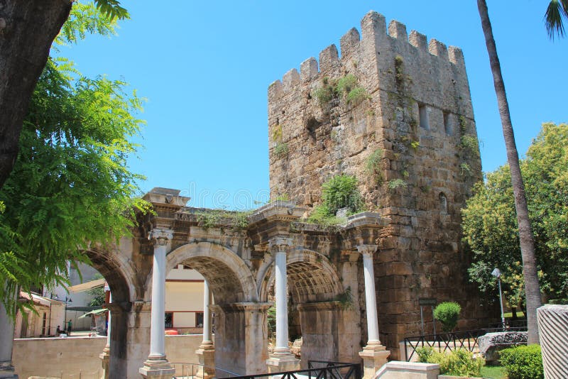 Forntida port av den romerska kejsaren Adrian på det Antalya centret, Tur royaltyfria foton Forntida port av den romerska kejsaren Adrian på det Antalya centret, Tur royaltyfria foton