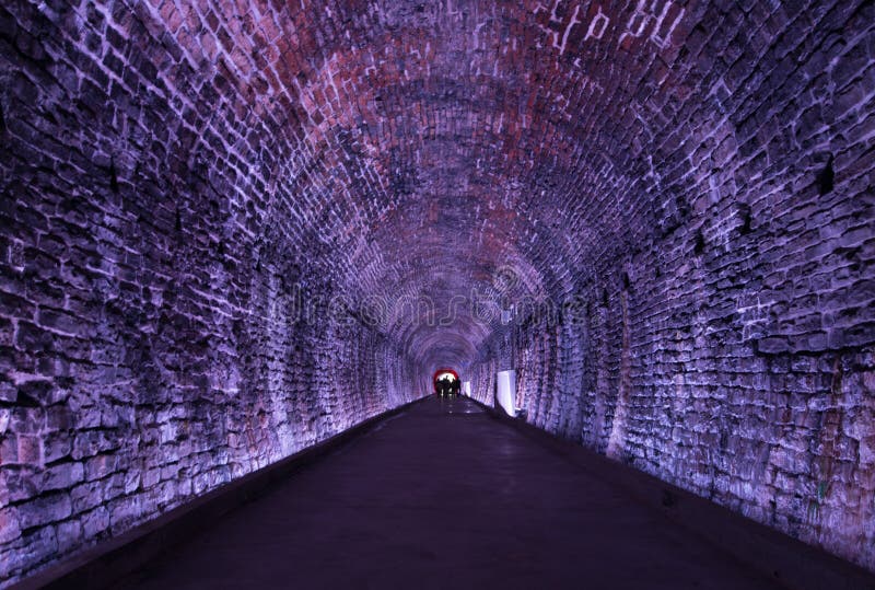 Forntida Rarilway tunnel som tänds i lilor, Brockville, Ontario, arkivfoto Forntida Rarilway tunnel som tänds i lilor, Brockville, Ontario, arkivfoto