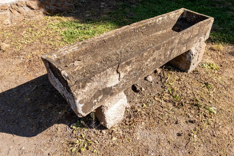 Forntida romersk sarkofag i Ostia Antica Rome Italien arkivbilder Forntida romersk sarkofag i Ostia Antica Rome Italien arkivbilder