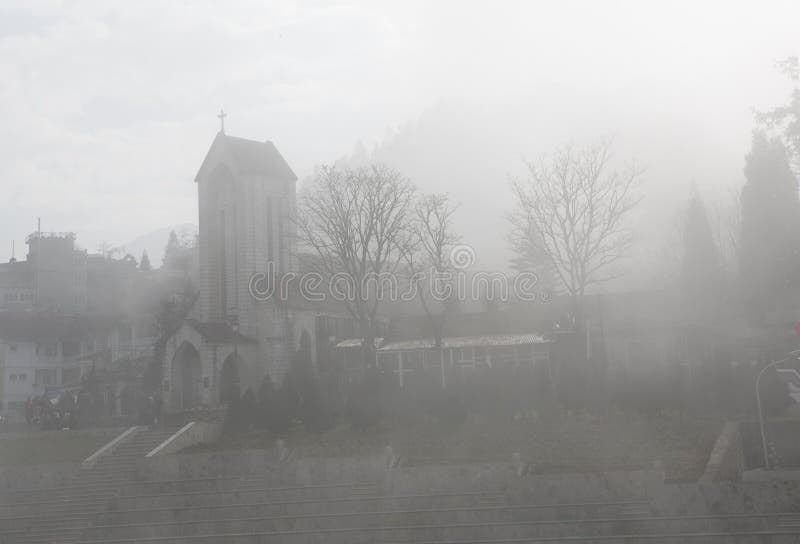 Forntida stena kyrkan i härlig arkitektur Sapa med molniga moln royaltyfri fotografi