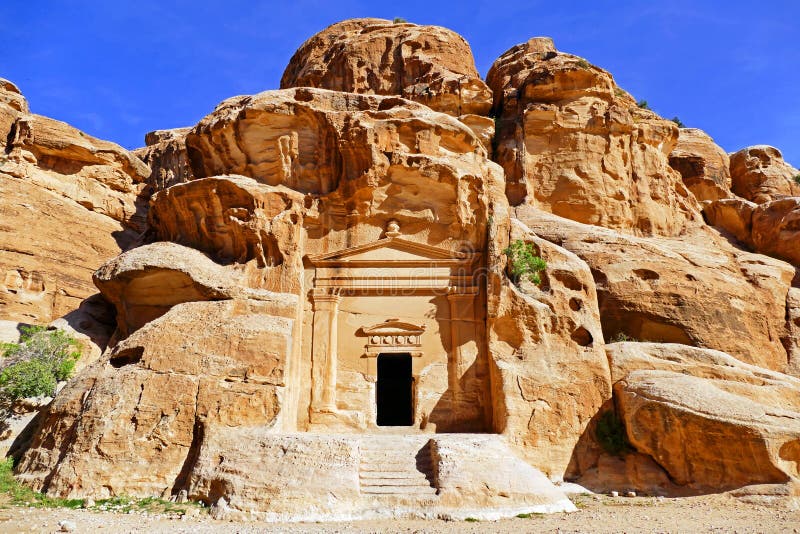 Forntida stenCarvingsingång av liten Petra, Jordanien arkivbild Forntida stenCarvingsingång av liten Petra, Jordanien arkivbild