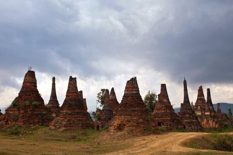 Forntida stupas i den Sangkar byn, Myanmar arkivfoton Forntida stupas i den Sangkar byn, Myanmar arkivfoton