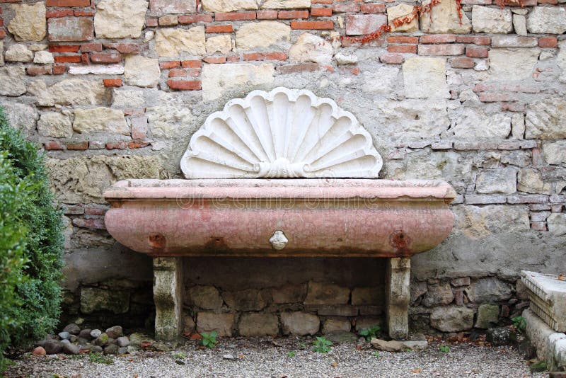 Forntida väggfuntain i Verona arkivfoto Forntida väggfuntain i Verona arkivfoto