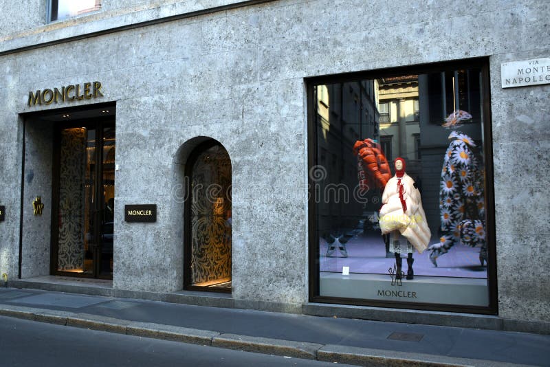 Foro E Entrata Del Negozio Moncler Nel Quartiere Di Moda Di Milano  Fotografia Editoriale - Immagine di italia, famoso: 160930187