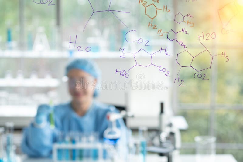 Forskare forskar, analyserar kemiska formler, biologiska provresultat, professor uppt?ckte en ny formel fotografering för bildbyråer Forskare forskar, analyserar kemiska formler, biologiska provresultat, professor uppt?ckte en ny formel fotografering för bildbyråer