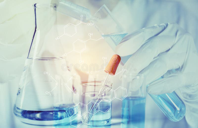 Forskare med kemiska provrör för glass laboratorium med flytande för analytisk, medicinsk, farmaceutisk och vetenskaplig forsknin royaltyfri bild Forskare med kemiska provrör för glass laboratorium med flytande för analytisk, medicinsk, farmaceutisk och vetenskaplig forsknin royaltyfri bild