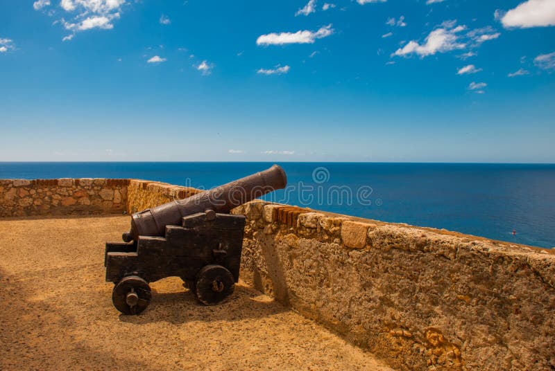 Fort Castillo del Moro, Castle San Pedro de la Roca del Morro, Santiago De Cuba, Cuba: Gun at the fortress wall at the Bay