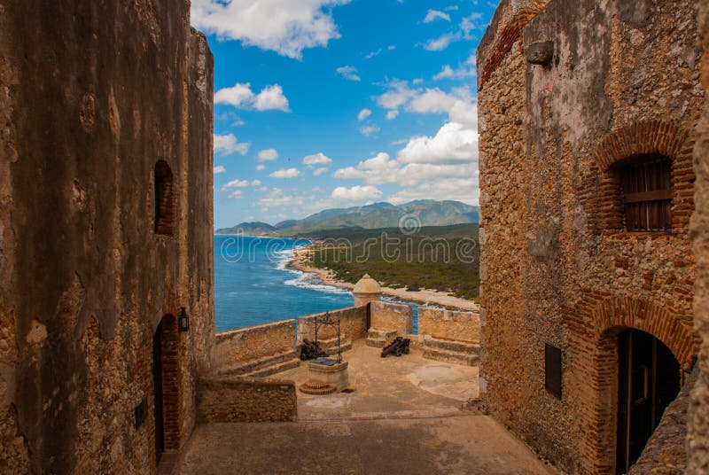 Fort Castillo del Moro, Santiago De Cuba, Cuba: Van de muren van de meningen van de bastionen open ongelooflijke schoonheid van d royalty-vrije stock fotografie Fort Castillo del Moro, Santiago De Cuba, Cuba: Van de muren van de meningen van de bastionen open ongelooflijke schoonheid van d royalty-vrije stock fotografie