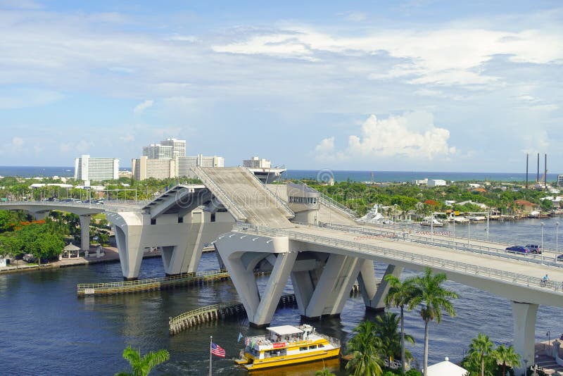 FORT LAUDERDALE, LOS E.E.U.U. - 11 DE JULIO DE 2017: Vista aérea de un puente abierto aumentado para dejar la nave pasar a través fotografía de archivo libre de regalías FORT LAUDERDALE, LOS E.E.U.U. - 11 DE JULIO DE 2017: Vista aérea de un puente abierto aumentado para dejar la nave pasar a través fotografía de archivo libre de regalías