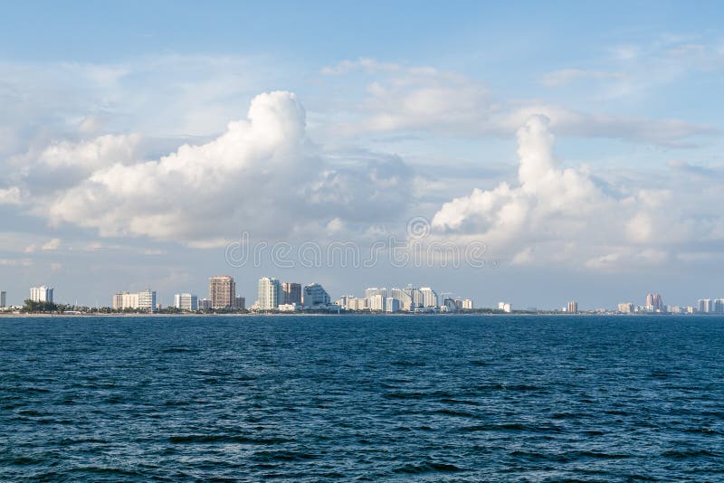 Fort Lauderdalehorisont från havet royaltyfri bild Fort Lauderdalehorisont från havet royaltyfri bild