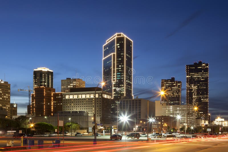 Fort Worth im Stadtzentrum gelegen nachts Texas, USA lizenzfreies stockbild Fort Worth im Stadtzentrum gelegen nachts Texas, USA lizenzfreies stockbild