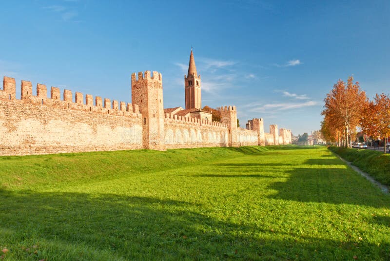 Fortalecimiento de la pequeña ciudad en el norte de Italia Montagnan imagenes de archivo Fortalecimiento de la pequeña ciudad en el norte de Italia Montagnan imagenes de archivo